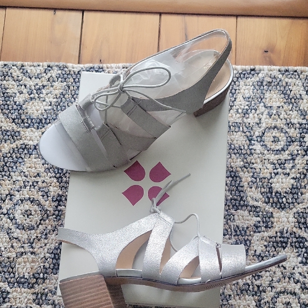 Naturalizer Silver Strappy Sandals SIZE 10